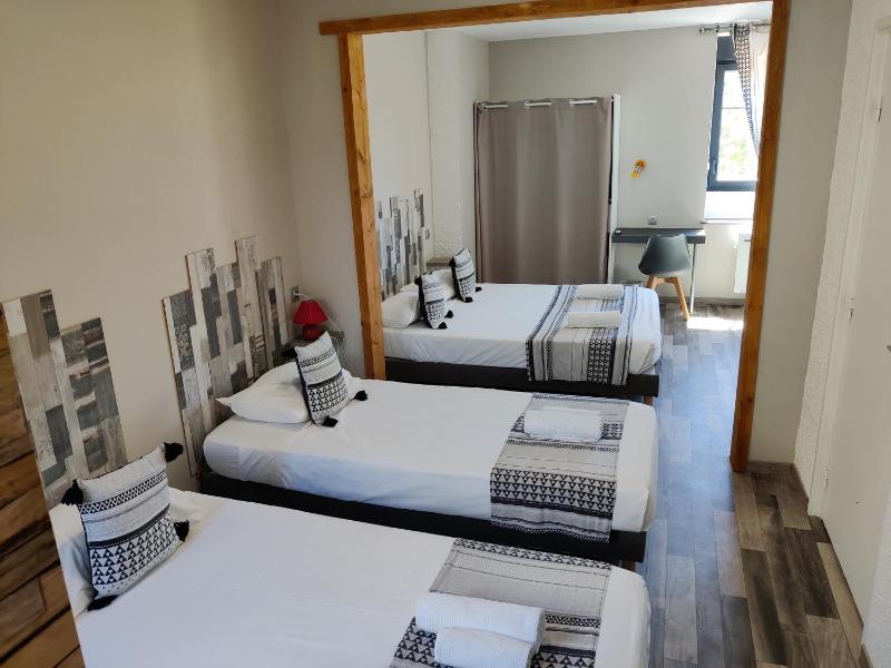 Standard Quadruple Room image 4