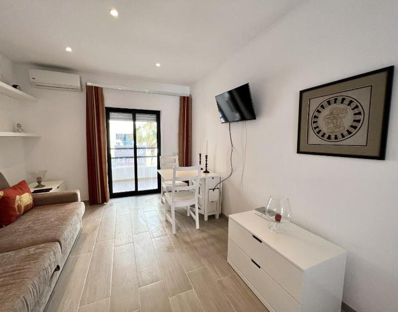 Beachside Apartment - With Pool by HD PROPERTIES - image 18