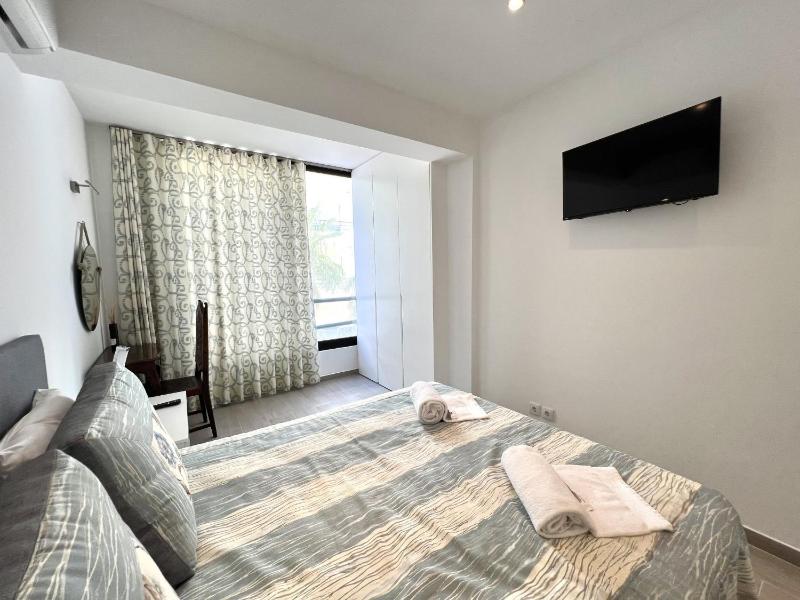 Beachside Apartment - With Pool by HD PROPERTIES - image 26