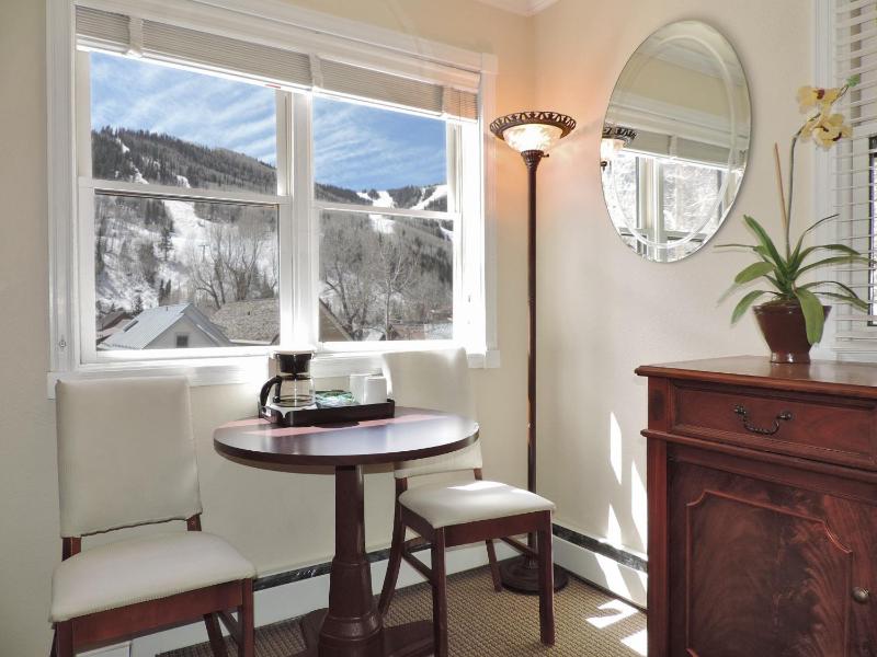 Queen Room with Balcony image 2