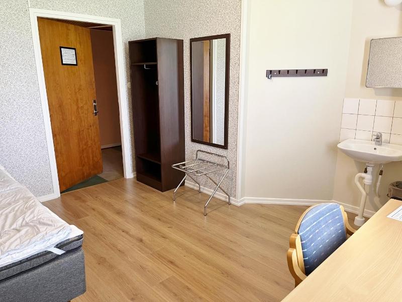 Single Room with Lake View image 4