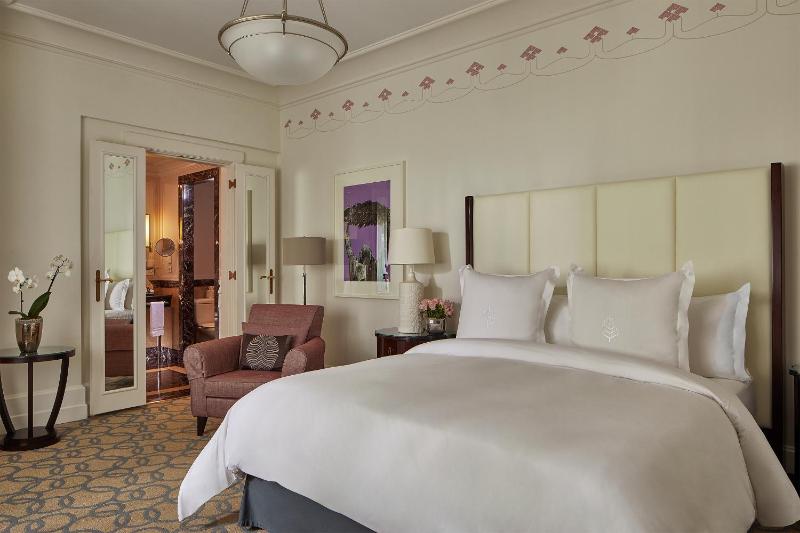 Superior Room with One King Bed image 3