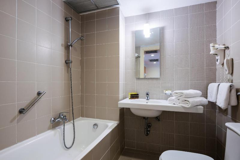 Classic Twin Room with City View image 3