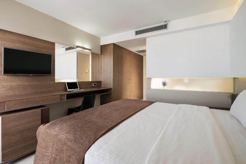 Superior Double Room with City View image 3