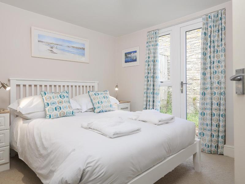 Keepers Lodge Hillfield Village - image 4