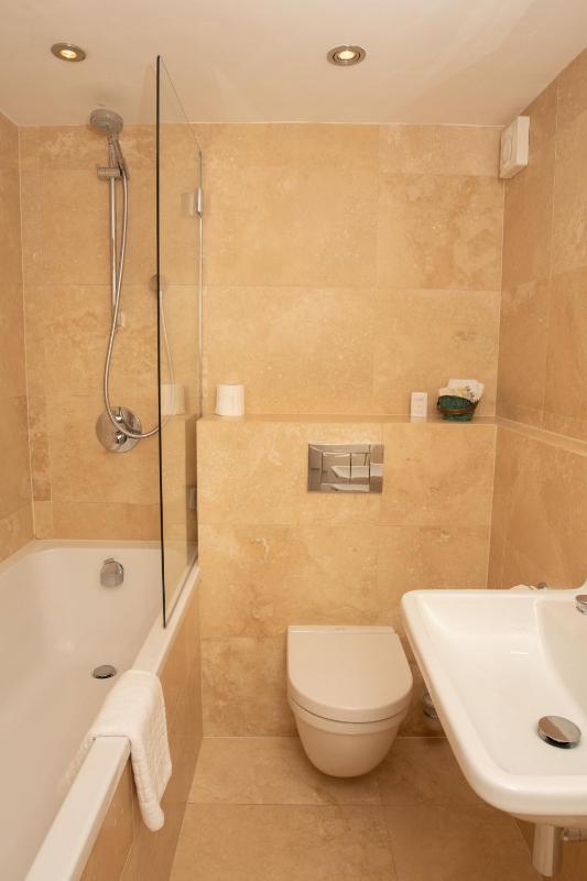 Double Room image 2