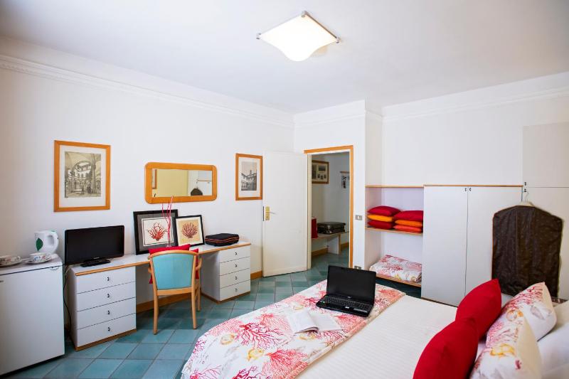 Double Room image 4