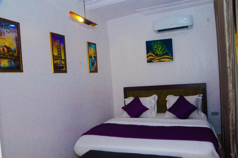 J Gibson Hotel - image 7