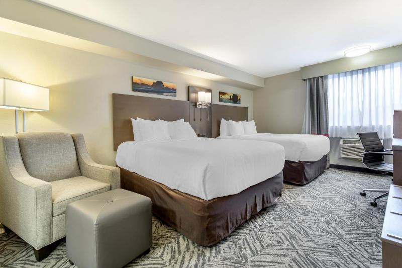 Queen Room with Two Queen Beds - Non-Smoking image 2