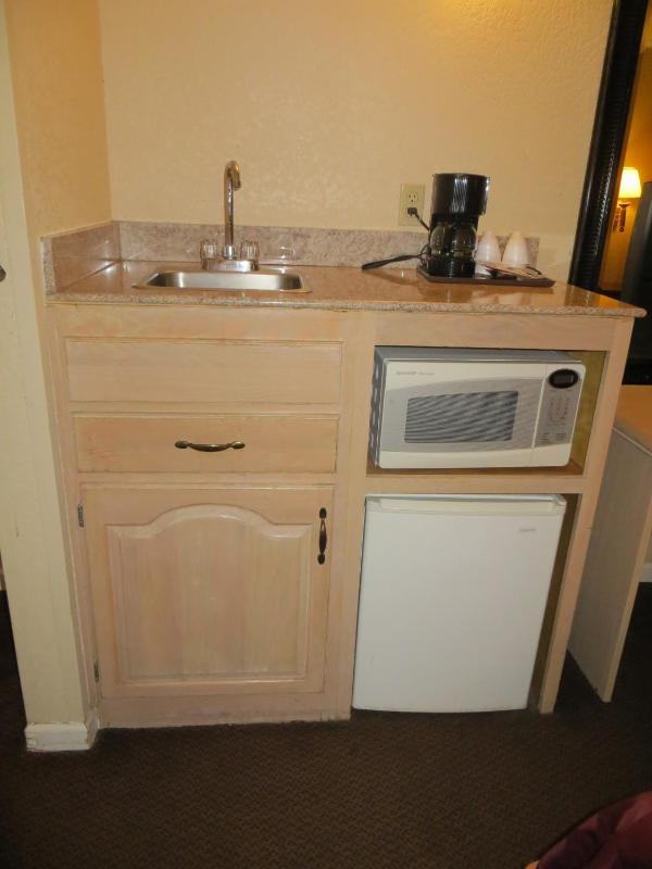 Queen Suite - Non-Smoking image 3
