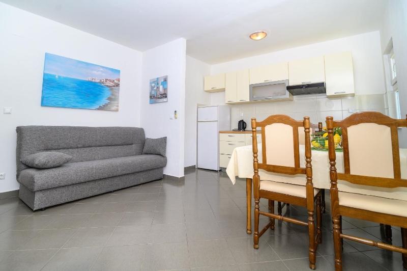 One-Bedroom Apartment image 3