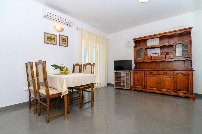 One-Bedroom Apartment image 4