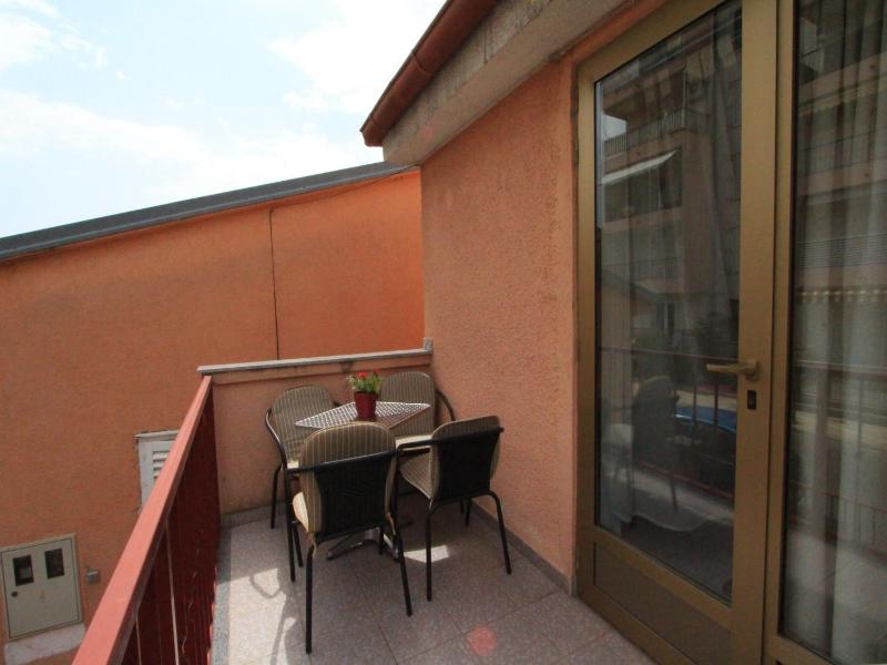 One-Bedroom Apartment image 3