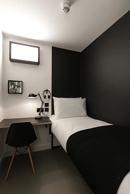 Small Single Room with Shared Bathroom image 3