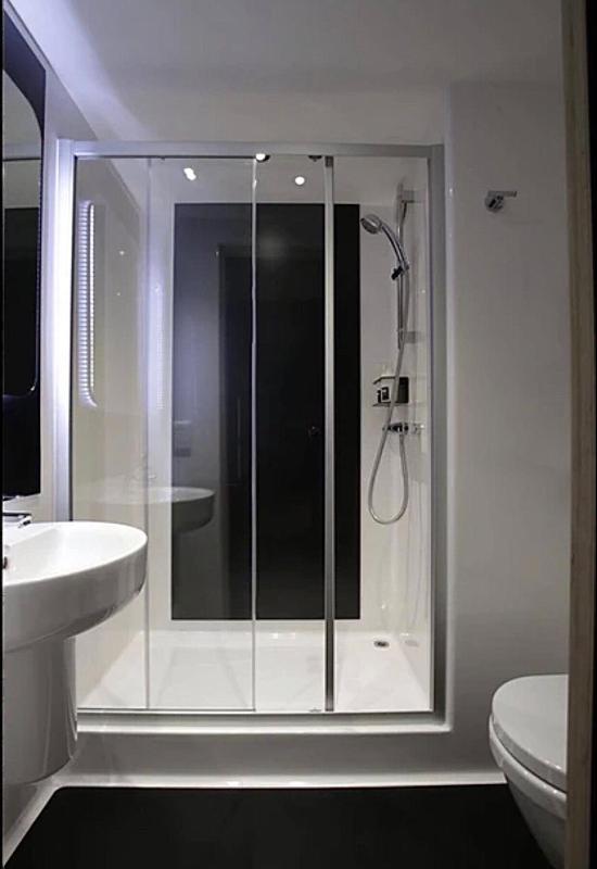 Small Single Room with Shared Bathroom image 4