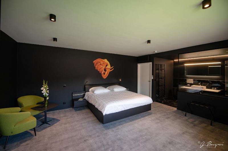 Suite with Spa Bath image 2
