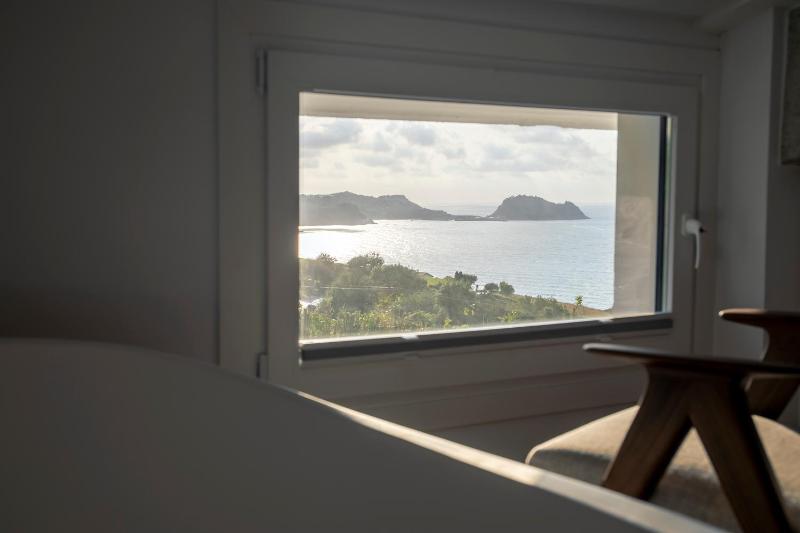 Deluxe Double Room with Sea View image 2