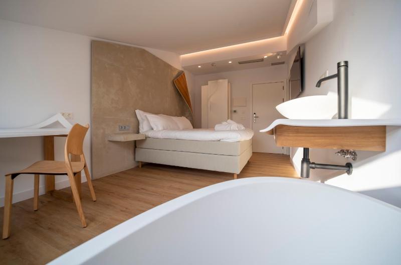 Deluxe Double Room with Sea View image 4