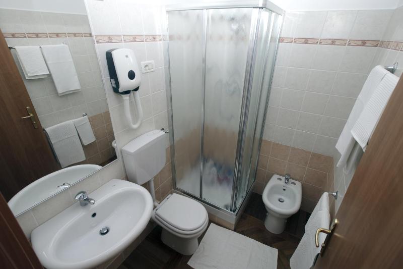 Double or Twin Room image 4