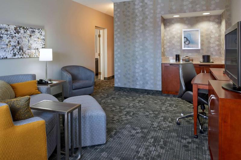 One Bedroom Suite King image 4