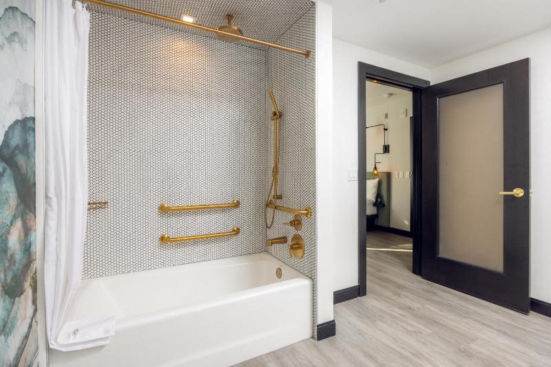 King Room with Tub - Disability Access image 2