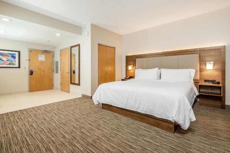 Standard King Room image 2