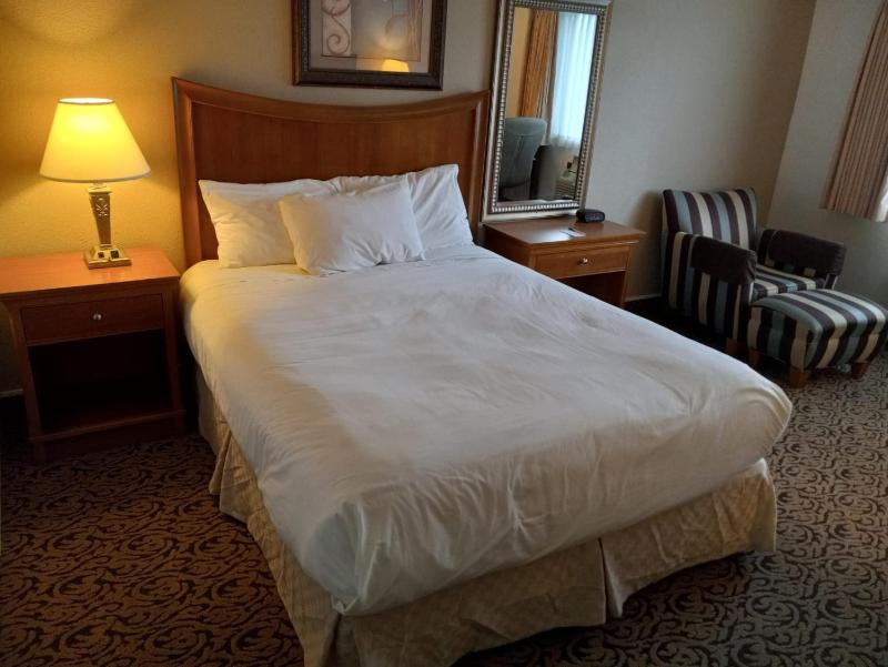 Queen Room image 2