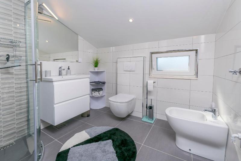 One-Bedroom Apartment image 2