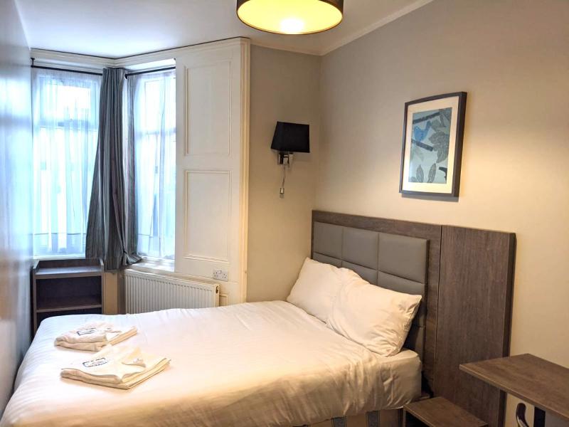 Double Room image 3
