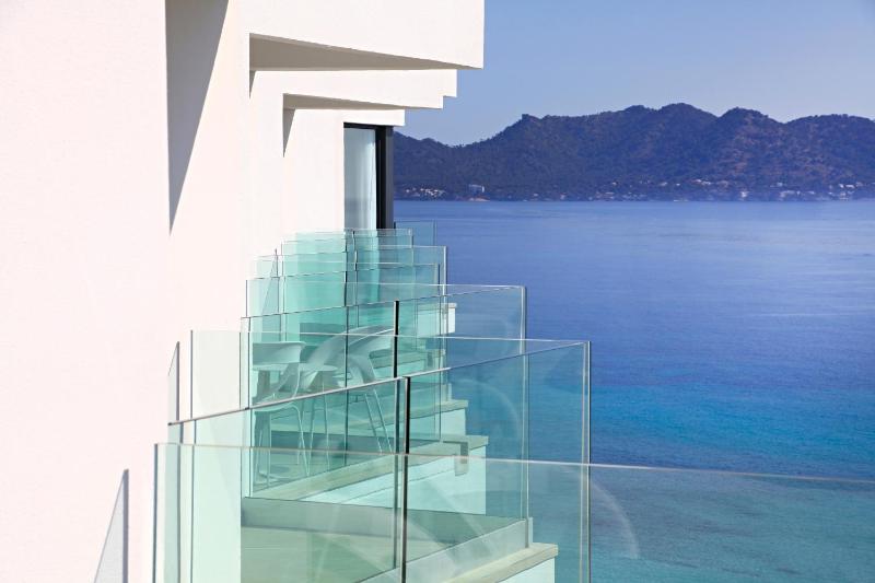 Double Room with Sea View image 4