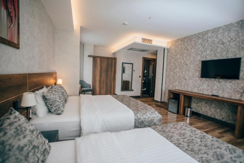 Superior Triple Room image 3