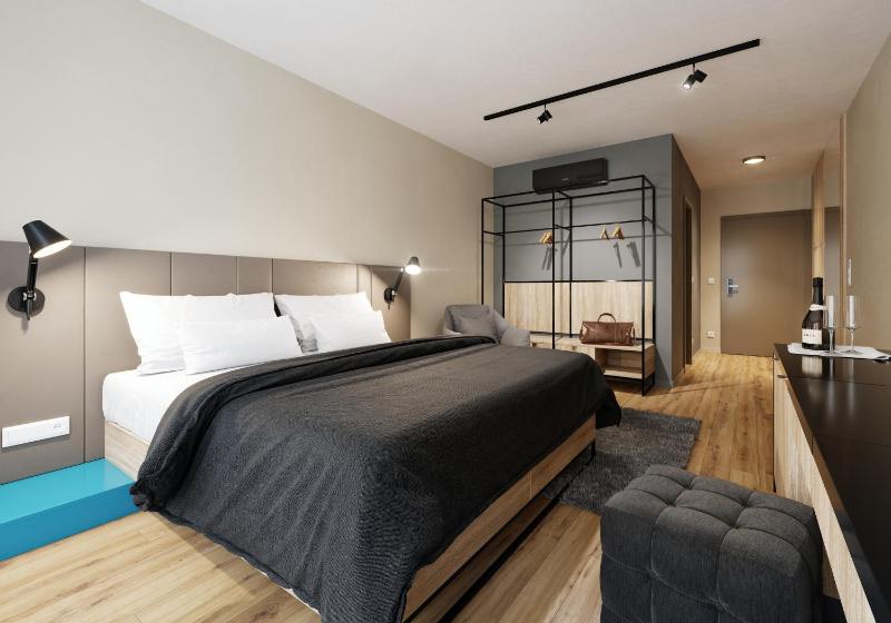 Deluxe Double or Twin Room with Balcony image 3