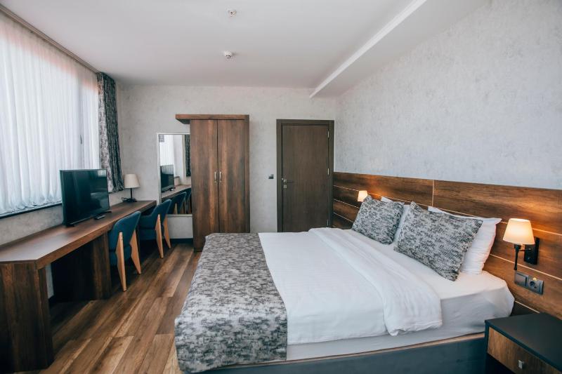 One-Bedroom Suite with Sofa Bed image 3