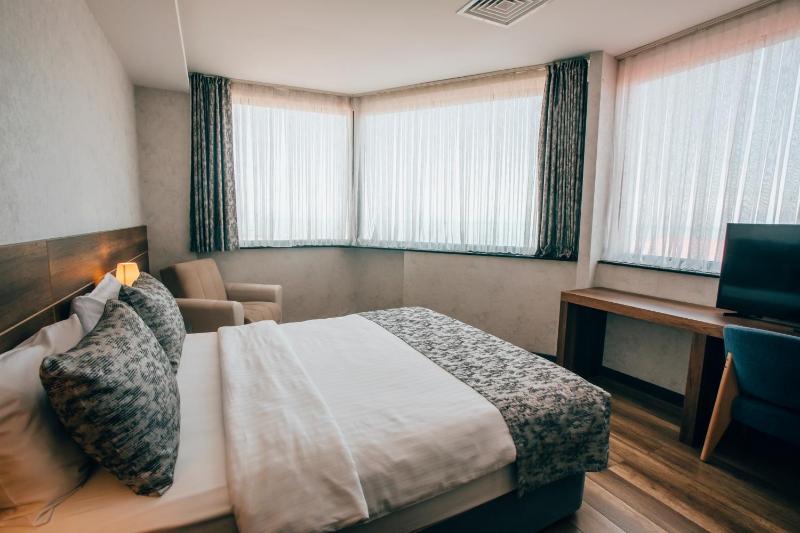 Large Two-Bedroom Suite with Balcony and Sea View image 3