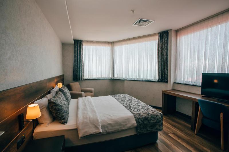 Large Two-Bedroom Suite with Balcony and Sea View image 2