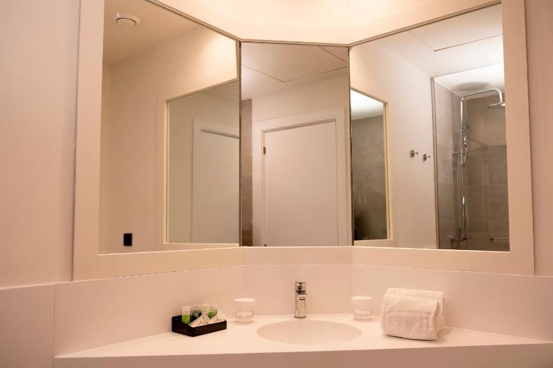  Deluxe Room with balcony and Partial Sea View image 2