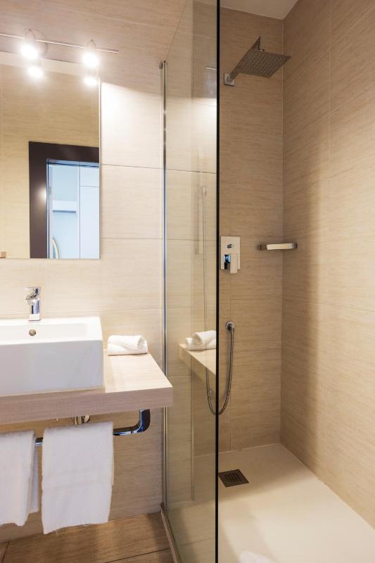 Standard Double Room image 3