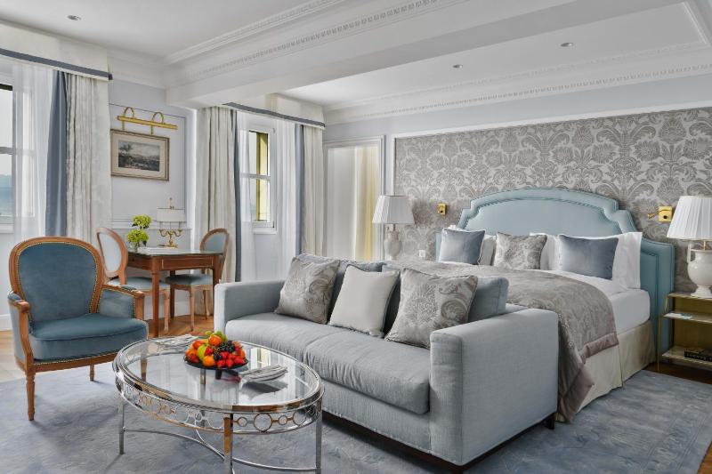 Deluxe Double Room with Lake View image 2