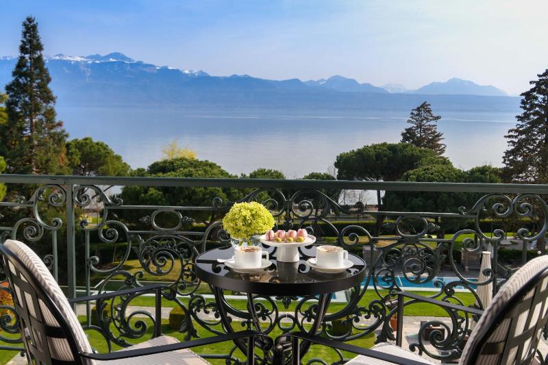 Deluxe Double Room with Lake View image 1
