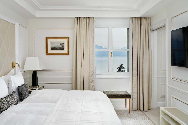 Deluxe Double Room with Lake View image 4