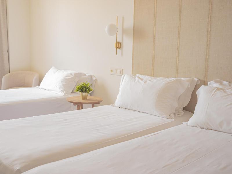 Superior Triple Room image 3