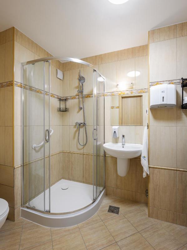 Standard Triple Room image 3