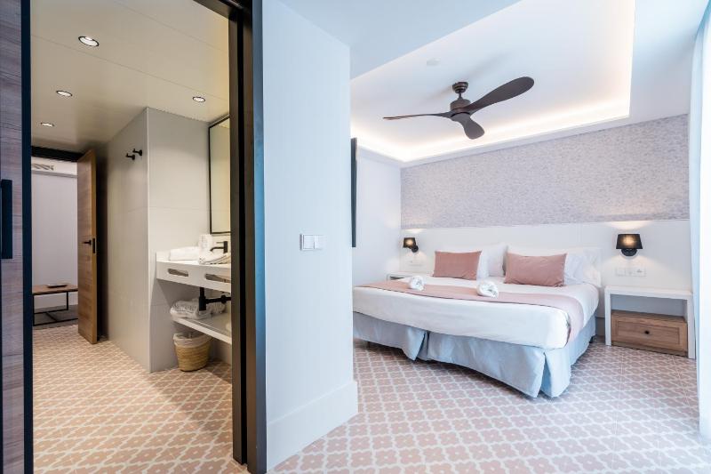 Junior Suite with Balcony image 1