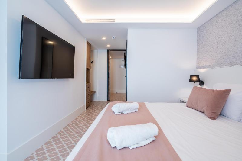 Junior Suite with Balcony image 4