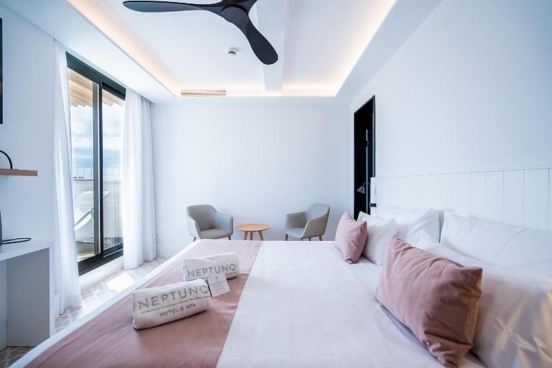 Premium Double Room with outdoor Jacuzzi image 3