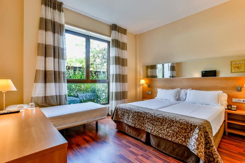 Twin Room with Extra Bed image 1