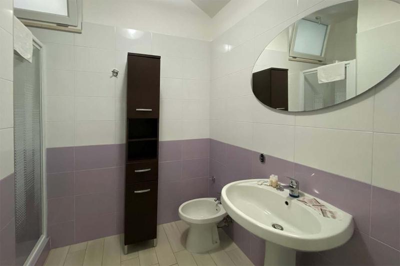 One-Bedroom Apartment (2 Adults) - Fucsia image 2