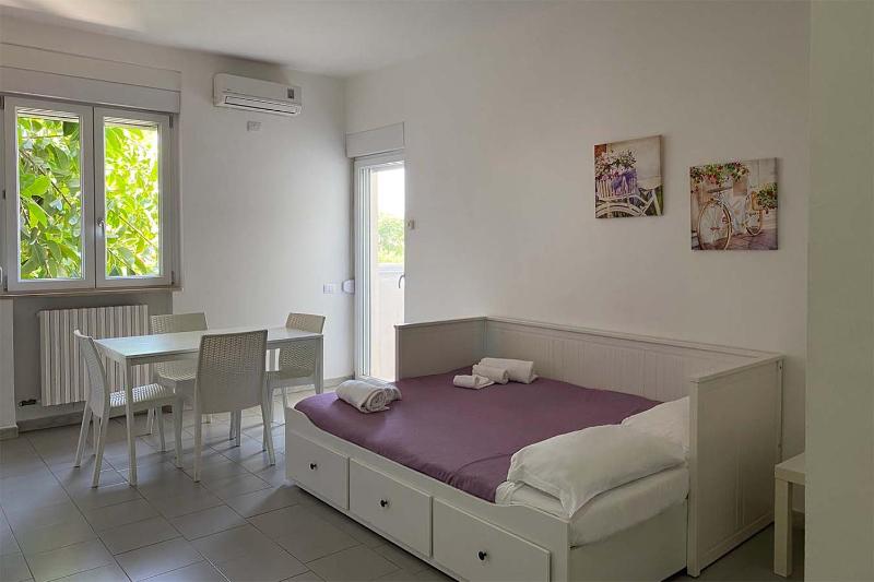 One-Bedroom Apartment (2 Adults) - Fucsia image 4