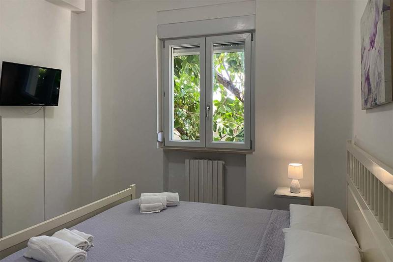 One-Bedroom Apartment (2 Adults) - Fucsia image 3