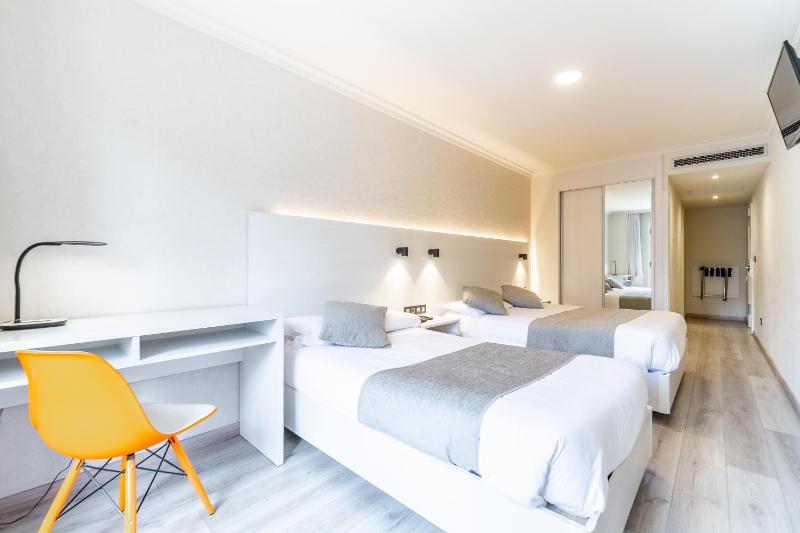 Superior Triple Room with View image 1